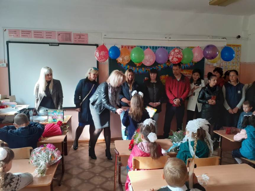Сопредседатель «Оплота» поздравила с Днем знаний первоклассников в поселке Николаевка Сопредседатель «Оплота» поздравила с Днем знаний первоклассников в поселке Николаевка