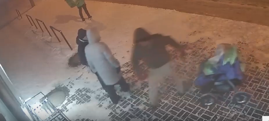 В Омске подозреваемый в краже проехал с похищенным через весь город и забыл его на остановке В Омске подозреваемый в краже проехал с похищенным через весь город и забыл его на остановке