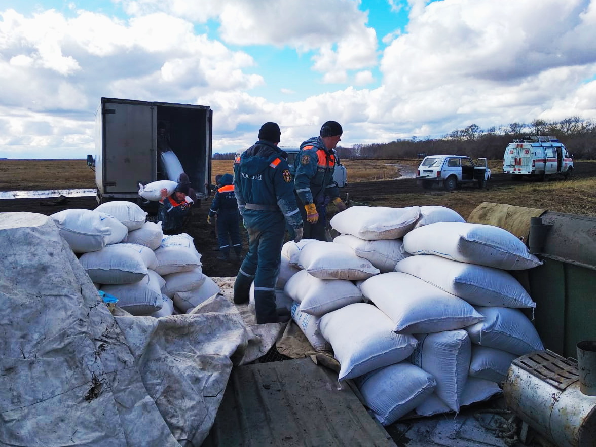 Омское МЧС взялось за бесплатную доставку продукции для частника Омское МЧС взялось за бесплатную доставку продукции для частника
