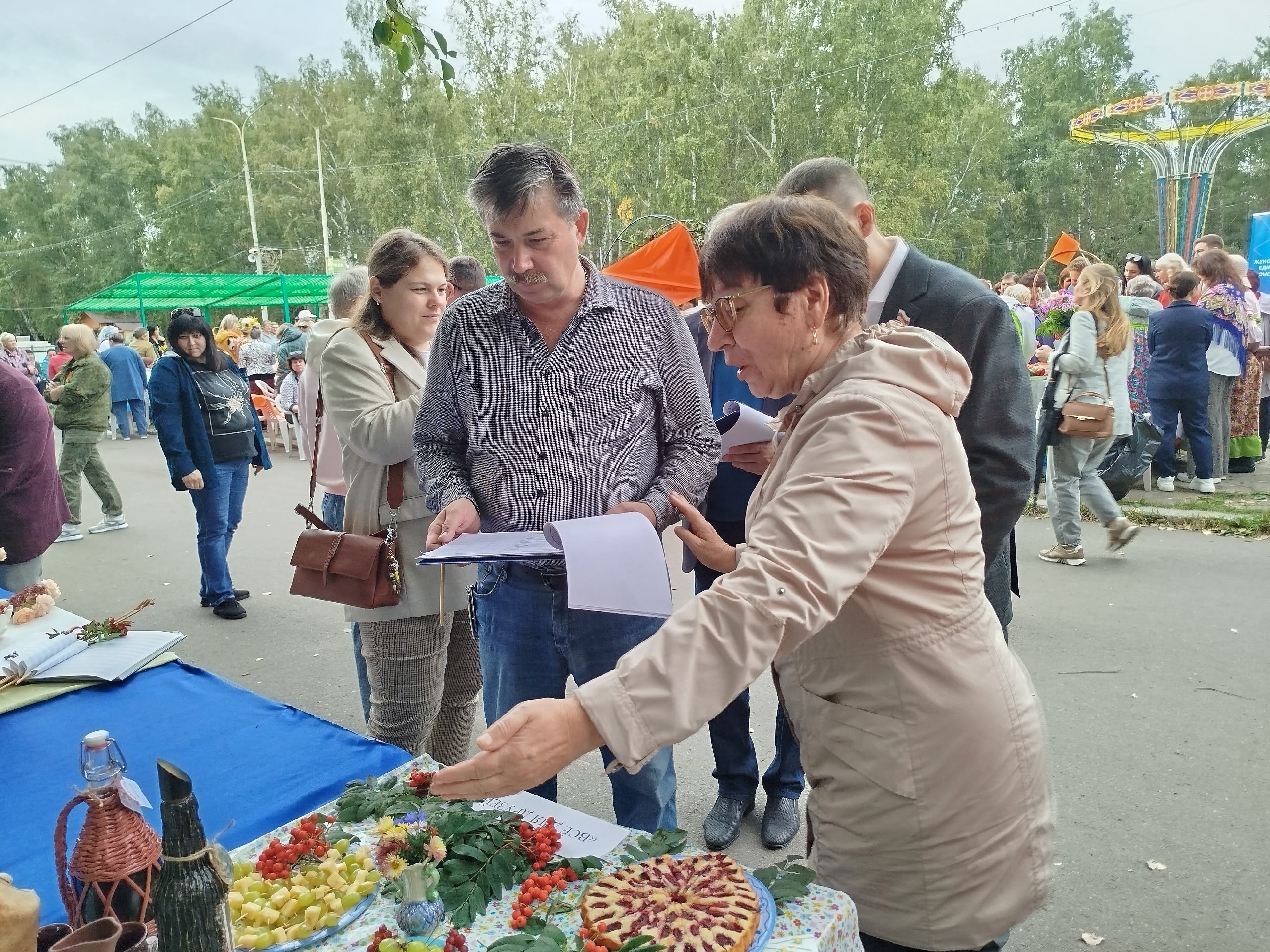 Депутаты Омского горсовета помогли организовать грандиозный конкурс «Дары осени»
