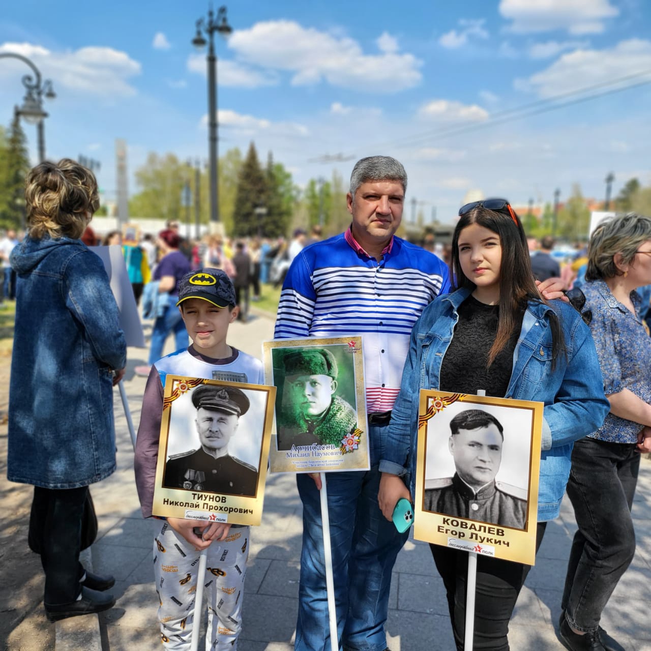 Омские единороссы почтили память родных – героев войны в шествии «Бессмертного полка» Омские единороссы почтили память родных – героев войны в шествии «Бессмертного полка»