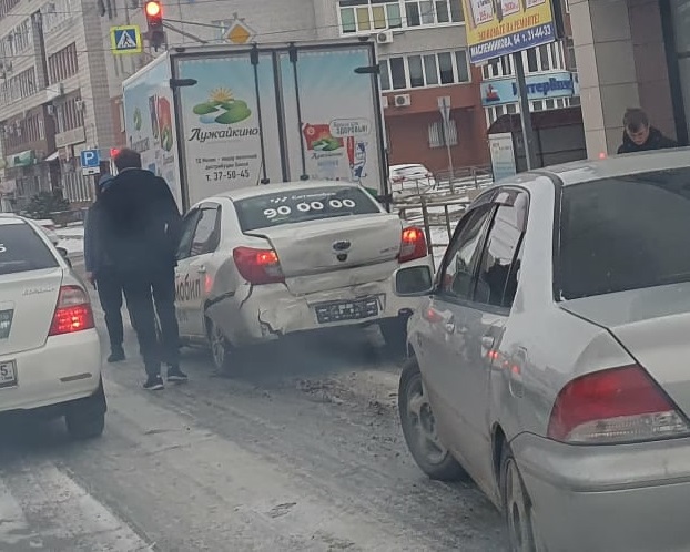 День жестянщика? С первым снегом Омск заполонили аварии День жестянщика? С первым снегом Омск заполонили аварии
