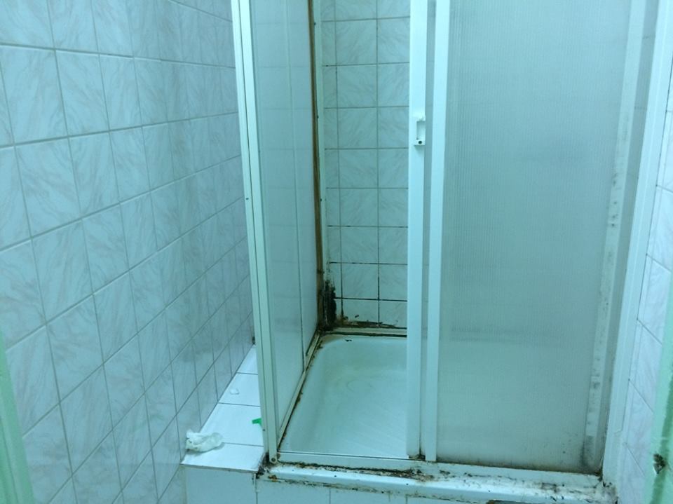 Труп в коридоре и душ, заросший волосами: пациенты рассказали об ужасах омской больницы Труп в коридоре и душ, заросший волосами: пациенты рассказали об ужасах омской больницы