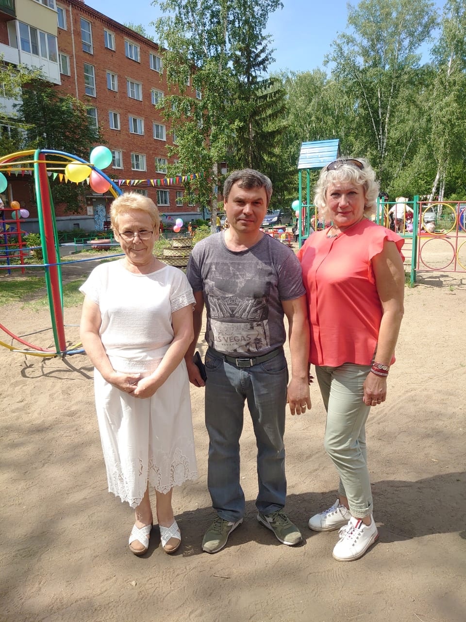 В Камерном переулке появилась новая детская площадка В Камерном переулке появилась новая детская площадка