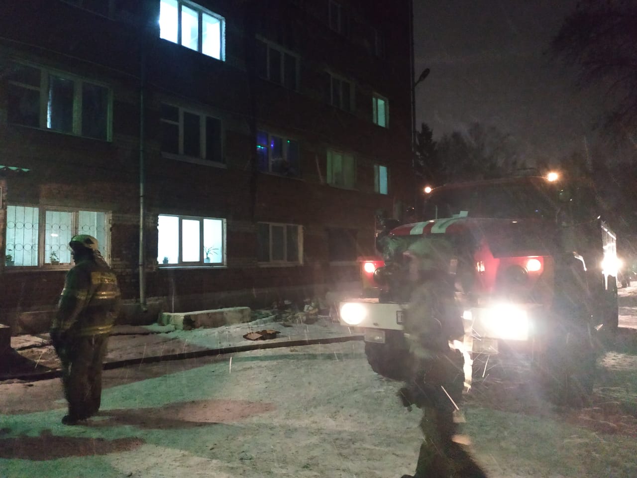 В Омске из-за пожара в общежитии ночью на улице оказались 230 человек В Омске из-за пожара в общежитии ночью на улице оказались 230 человек