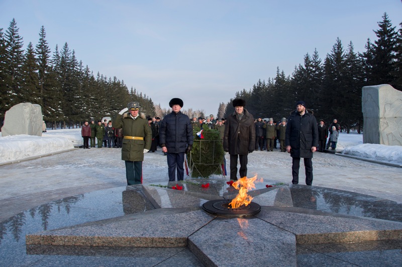 23 февраля Бурков и Фадина возложили цветы в Парке победы и в центре Омска - ФОТО 23 февраля Бурков и Фадина возложили цветы в Парке победы и в центре Омска - ФОТО