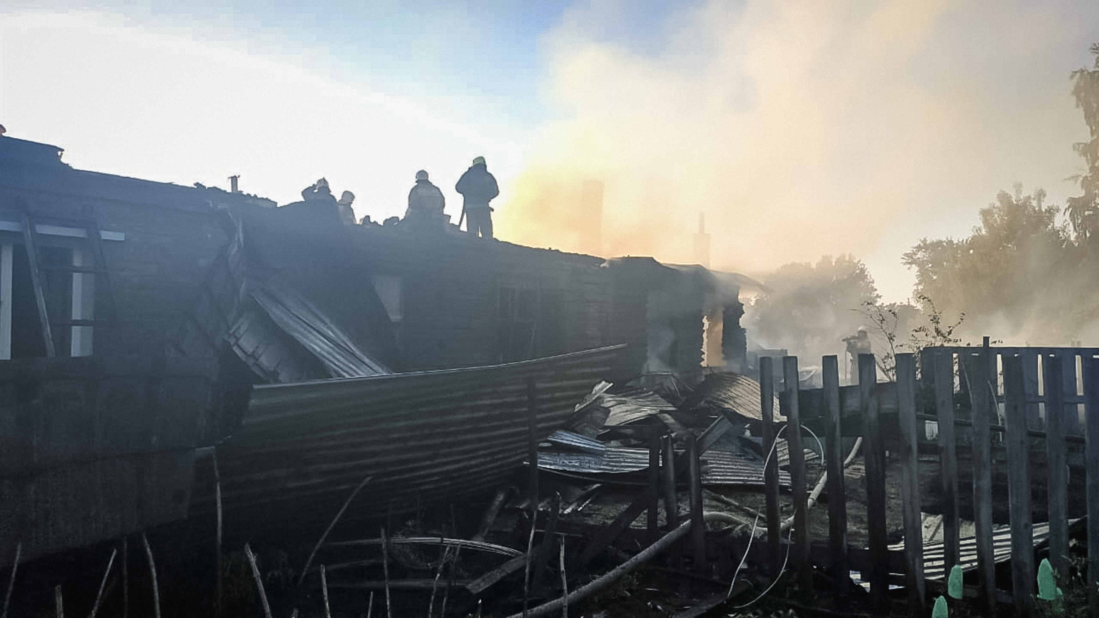 Появились фото и видео ликвидации огромного пожара со взрывом в омском поселке Береговом Появились фото и видео ликвидации огромного пожара со взрывом в омском поселке Береговом
