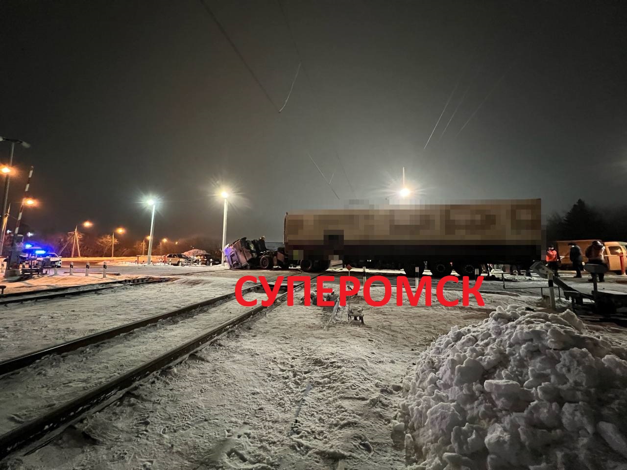 На Барабинской в Омске фура влетела в отбойник и перекрыла ж/д пути