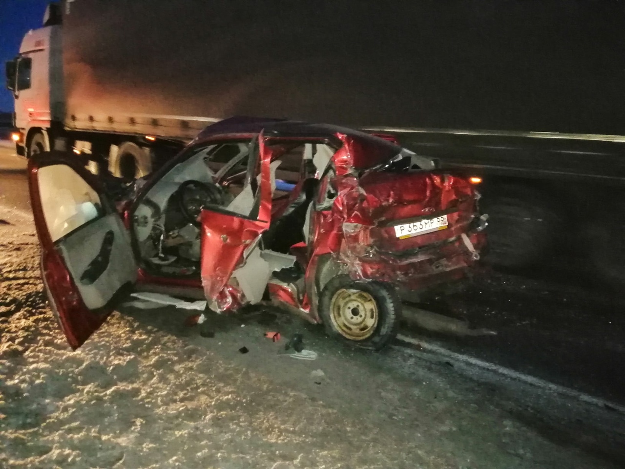 Автоледи на омской трассе попала под два грузовика подряд и погибла Автоледи на омской трассе попала под два грузовика подряд и погибла