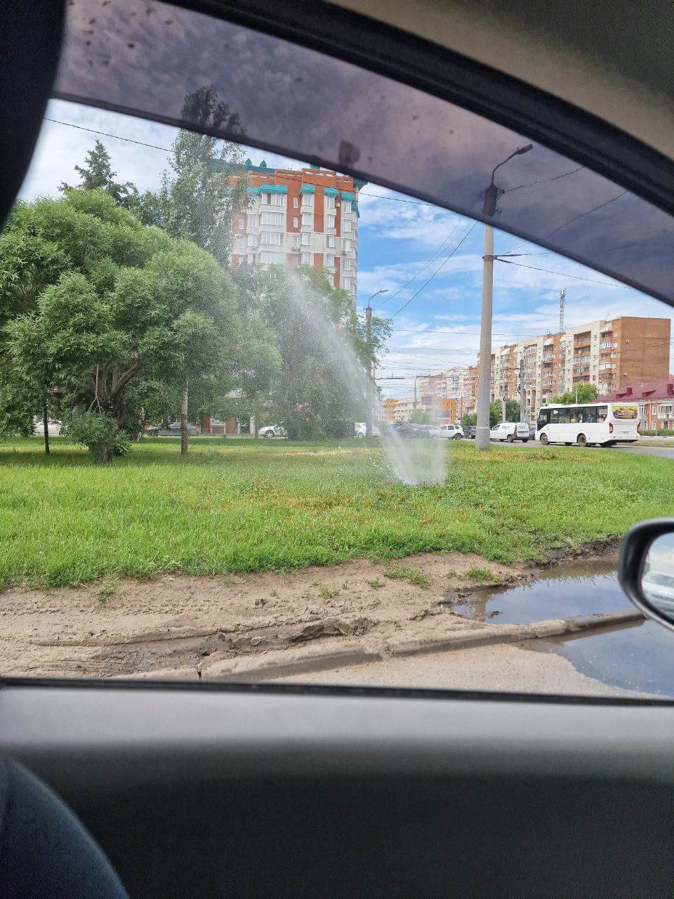 Около омского парка произошел мощный порыв трубы Около омского парка произошел мощный порыв трубы
