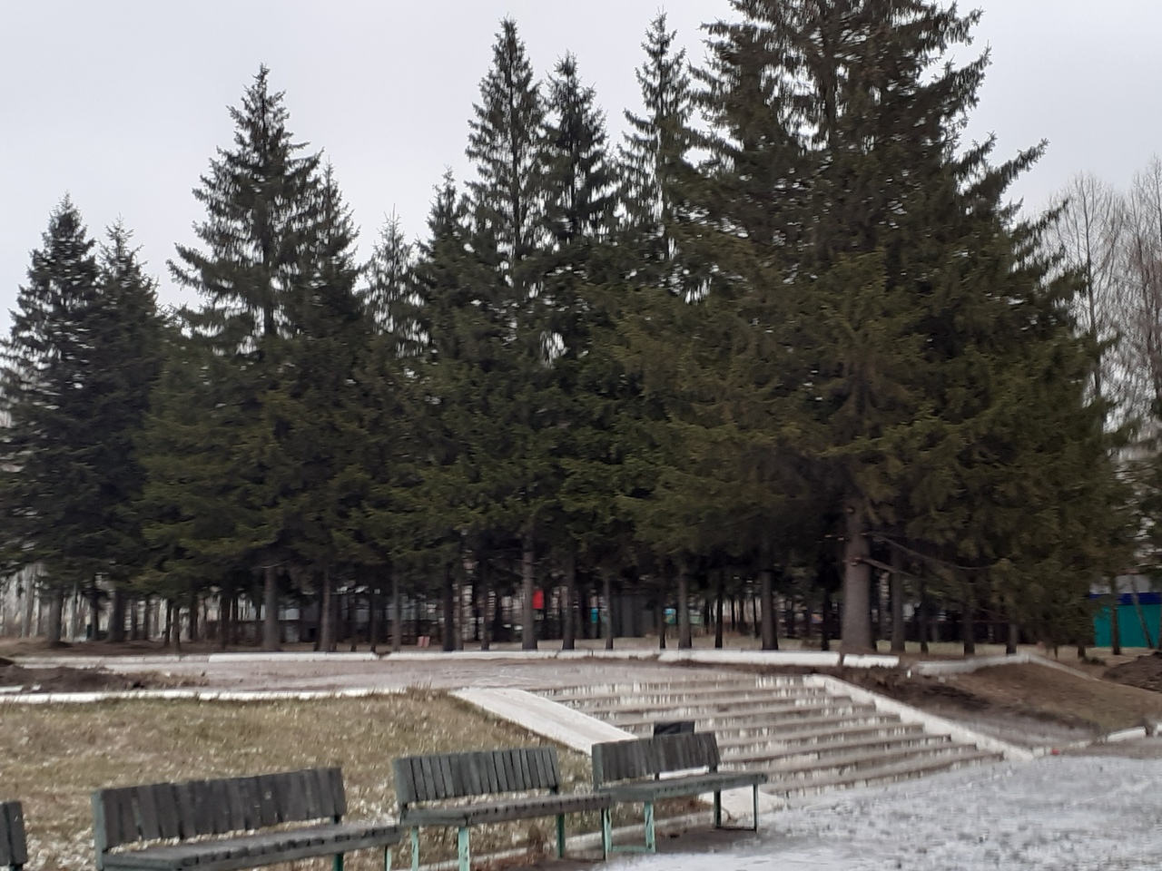 В Советском парке Омска спешно принялись делать приветственные надписи – фото В Советском парке Омска спешно принялись делать приветственные надписи – фото