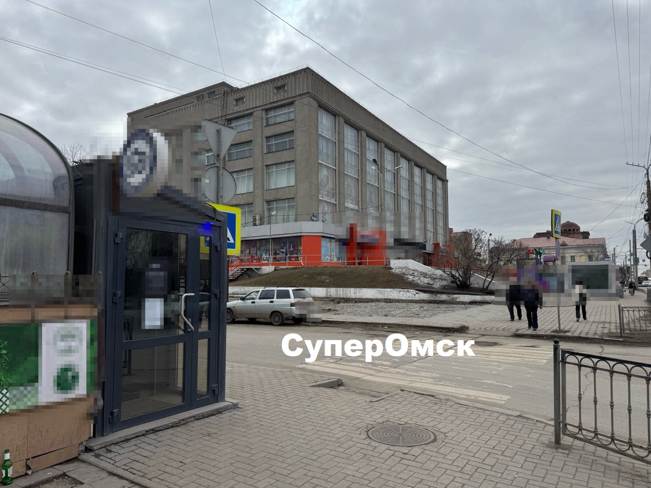 Из центра Омска после недовольства Хоценко убрали павильон Из центра Омска после недовольства Хоценко убрали павильон