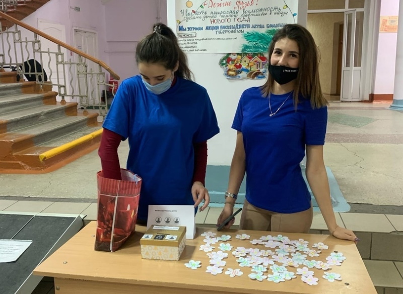 Фонд Манякина и студенты ОмГПУ провели благотворительную акцию «Белый цветок» Фонд Манякина и студенты ОмГПУ провели благотворительную акцию «Белый цветок»