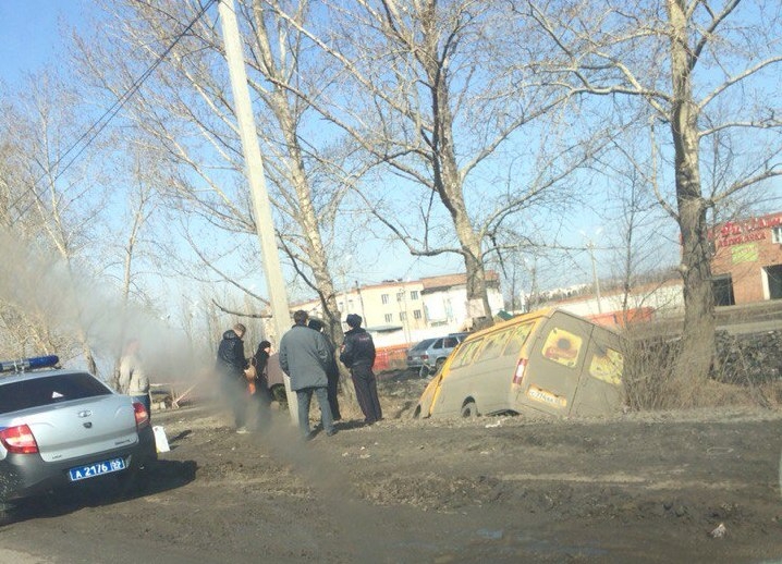Омская маршрутка оказалась в кювете из-за приступа эпилепсии у водителя Омская маршрутка оказалась в кювете из-за приступа эпилепсии у водителя