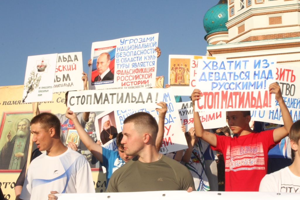 Стояние против «Матильды»: омичи пришли на молебен в поддержку памяти Николая II и защиту православных ценностей Стояние против «Матильды»: омичи пришли на молебен в поддержку памяти Николая II и защиту православных ценностей