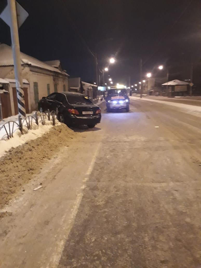 В Омске девушка на «Тойоте» ночью влетела в забор В Омске девушка на «Тойоте» ночью влетела в забор