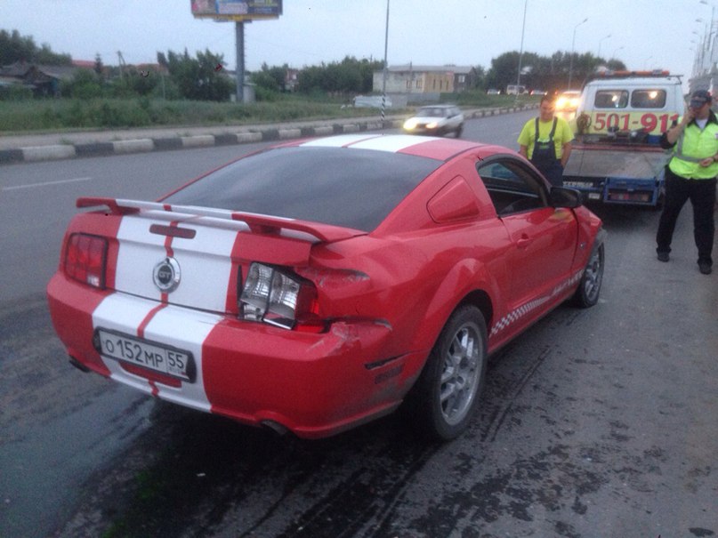 Омич разбил на метромосту Ford Mustang