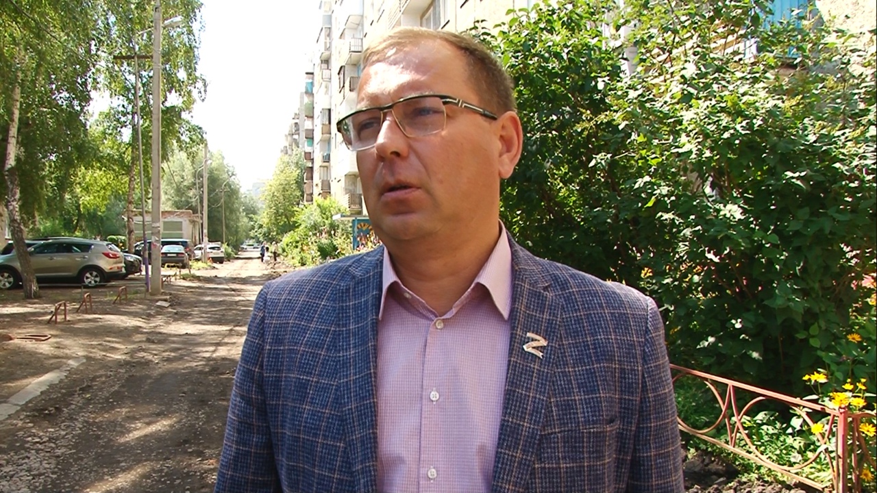 Депутат Дмитрий Сахань проинспектировал работы по благоустройству двора в Советском округе