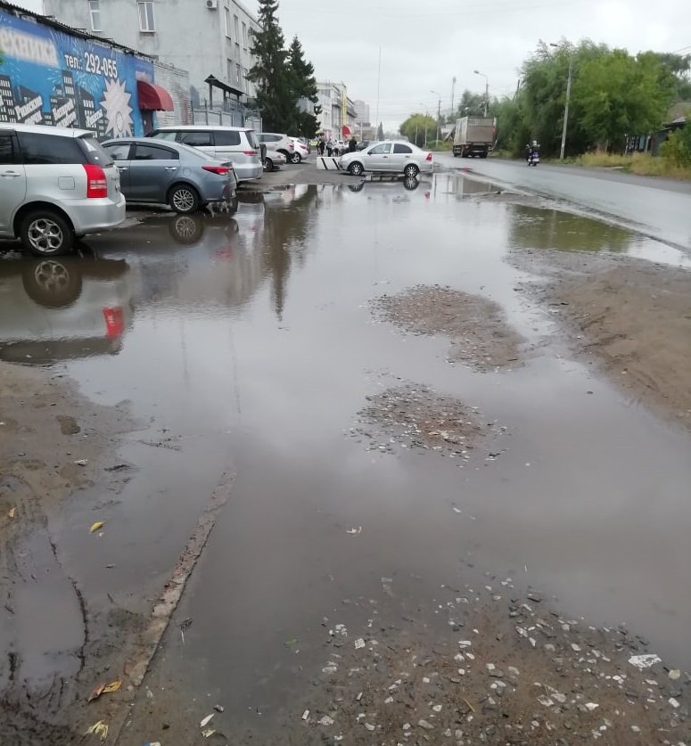 Омичка два года добивается от властей ремонта подтопляемого тротуара