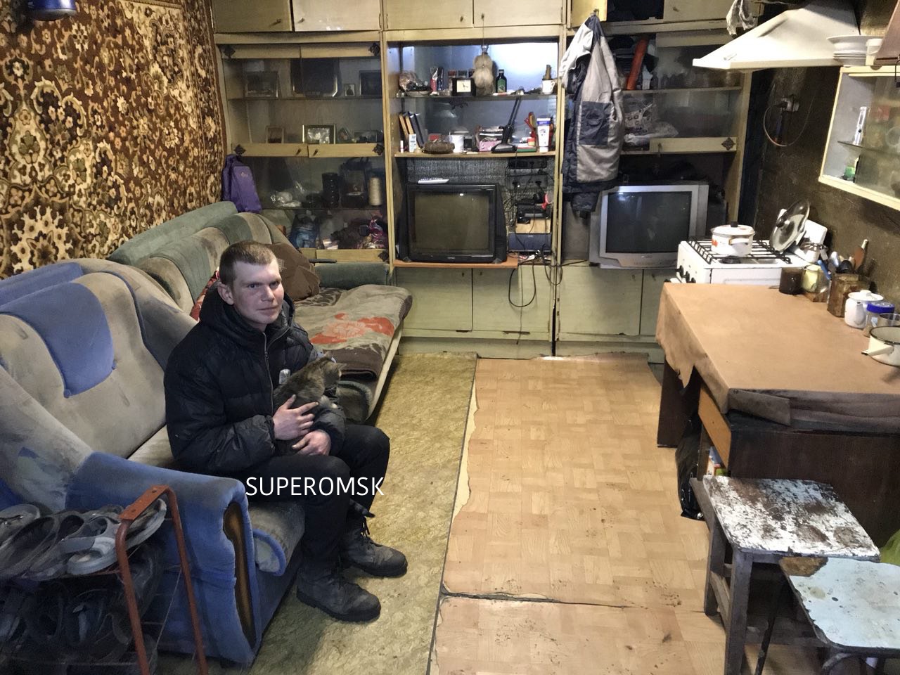 В Омске сирота из Казахстана живет с котом в гараже из-за волокиты