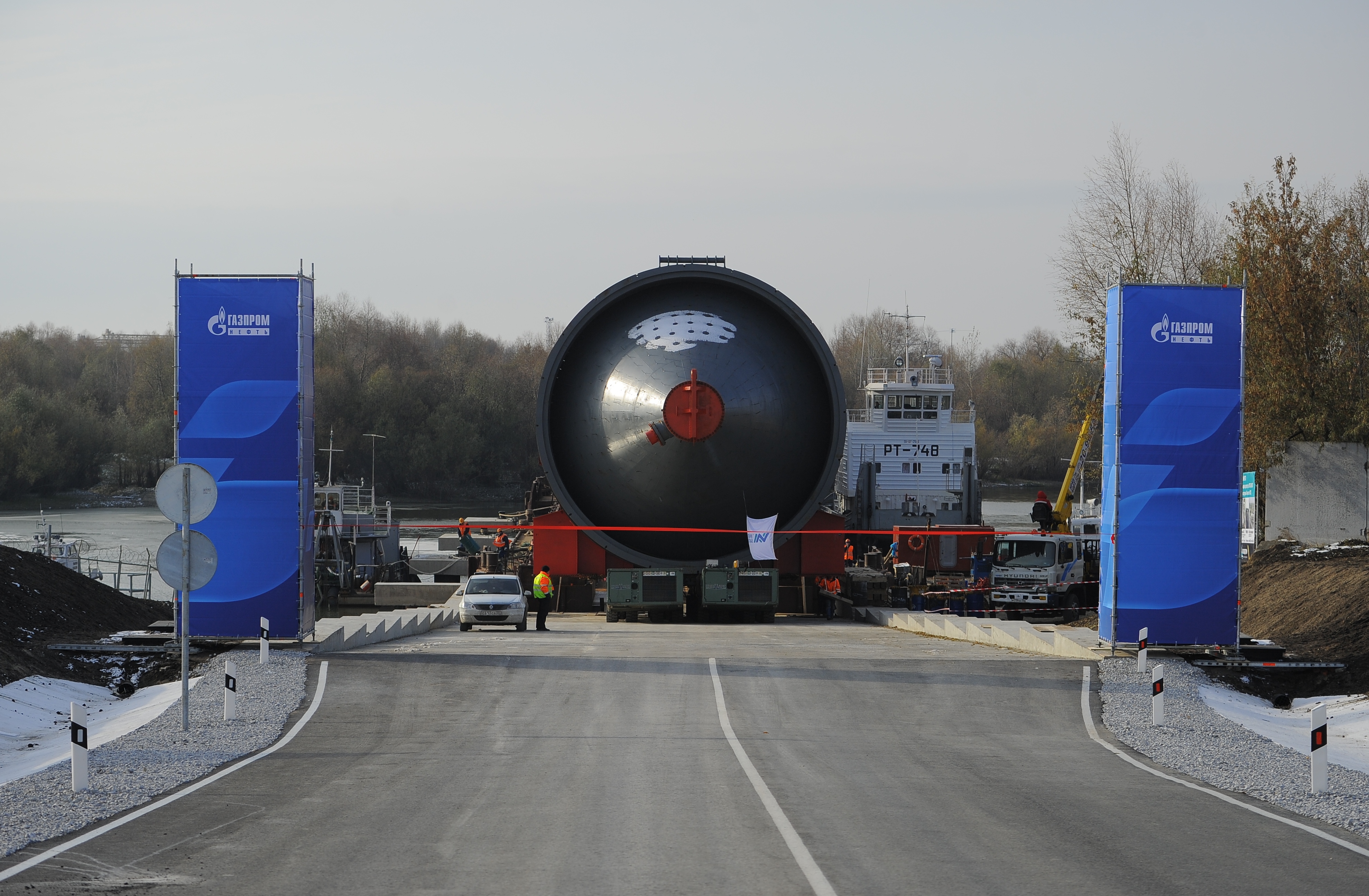 В Омск доставлено российское оборудование для модернизации Омского НПЗ «Газпром нефти» В Омск доставлено российское оборудование для модернизации Омского НПЗ «Газпром нефти»