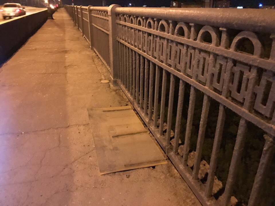 Ленинградский мост в Омске продолжает разваливаться Ленинградский мост в Омске продолжает разваливаться