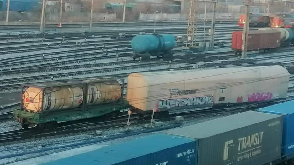 Появились фото схода вагона с рельсов на ж/д станции Московка в Ленинском округе Омска