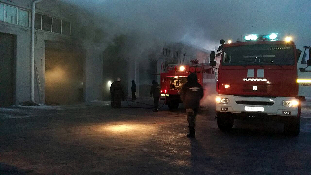 Под Омском 17 человек тушат горящую СТО - ФОТО Под Омском 17 человек тушат горящую СТО - ФОТО