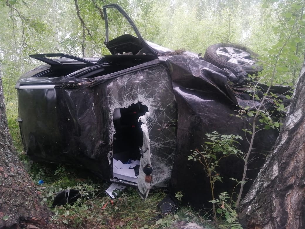 В Омской области машину и водителя уничтожило после падения в кювет с деревом на пути В Омской области машину и водителя уничтожило после падения в кювет с деревом на пути