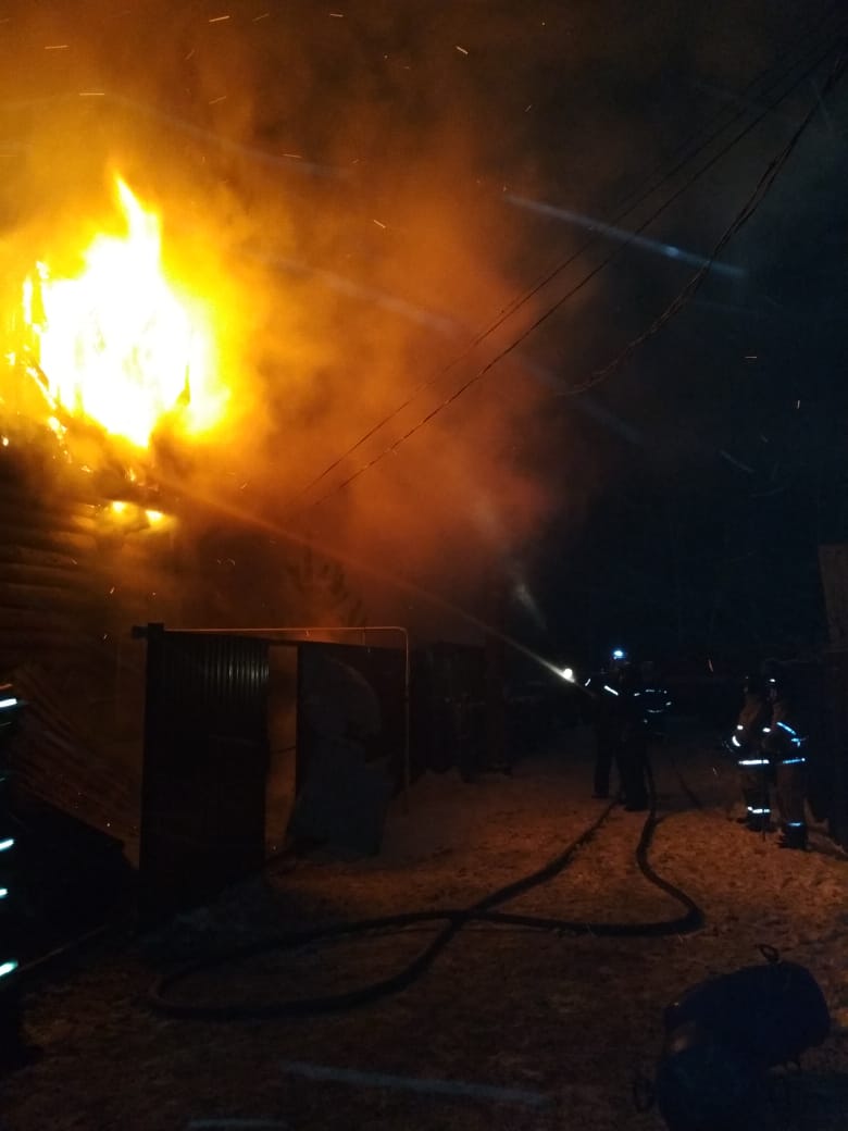 В Омске среди ночи разгорелся страшный пожар на дачах В Омске среди ночи разгорелся страшный пожар на дачах