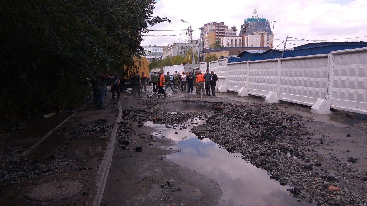 В Омске фонтан из кипятка затапливает центральную улицу В Омске фонтан из кипятка затапливает центральную улицу
