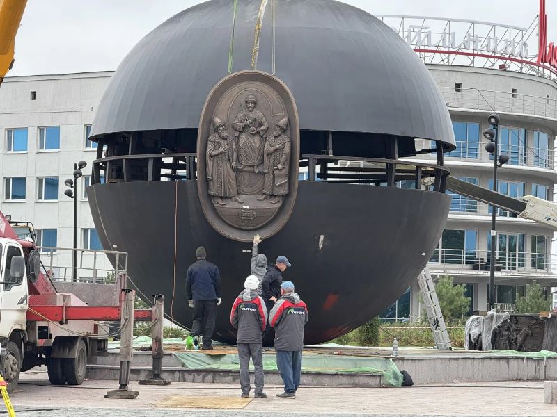 В центре Омска завершают монтаж нового шара «Держава» В центре Омска завершают монтаж нового шара «Держава»