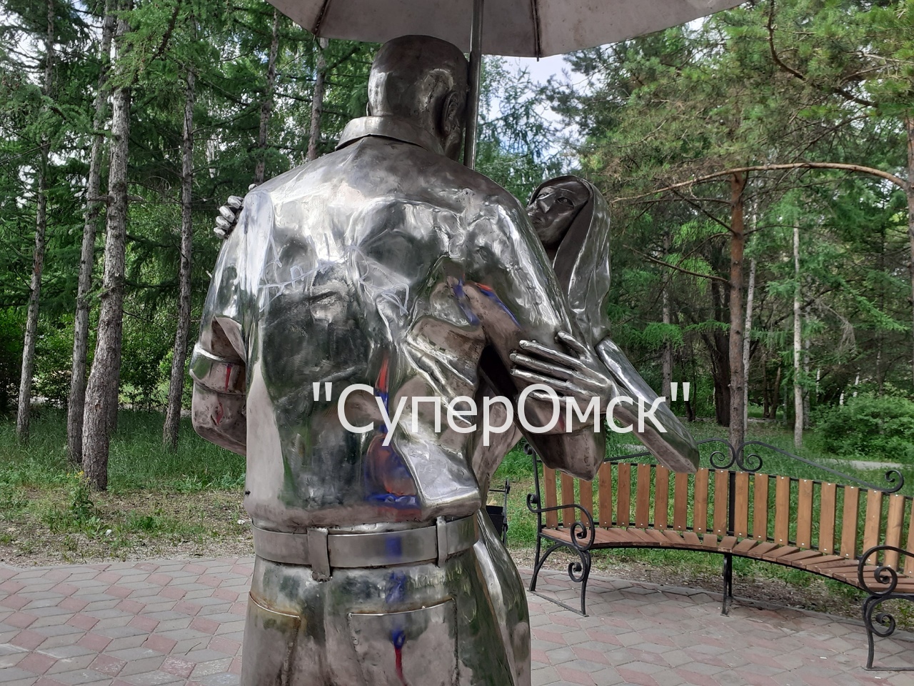 В Омске вандалы обезобразили скульптуру влюбленных в сквере Молодоженов В Омске вандалы обезобразили скульптуру влюбленных в сквере Молодоженов