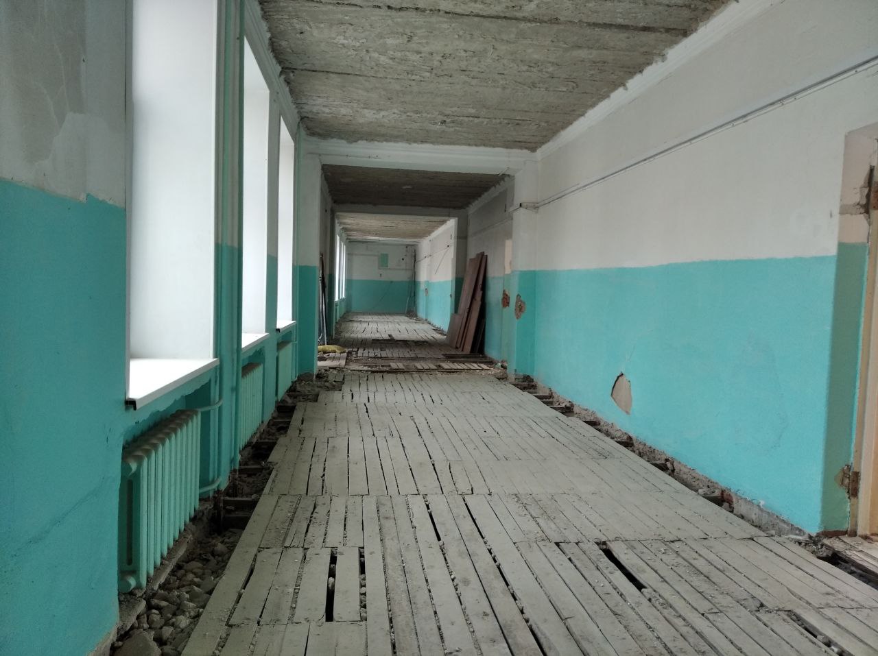 Омские депутаты во главе с Владимиром Корбутом оценили ход капремонта 4 городских школ Омские депутаты во главе с Владимиром Корбутом оценили ход капремонта 4 городских школ