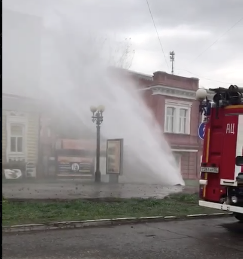 В центре Омска появился неожиданный и неприятный фонтан