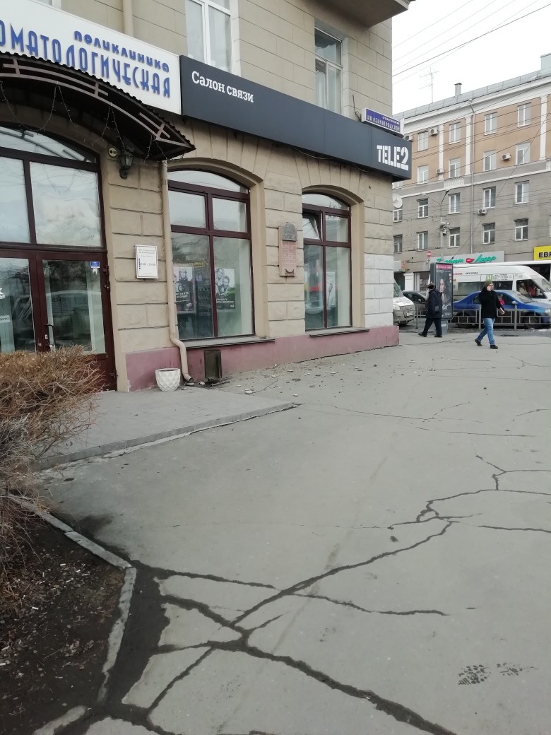 В центре Омска под ноги прохожим рухнула часть балкона В центре Омска под ноги прохожим рухнула часть балкона