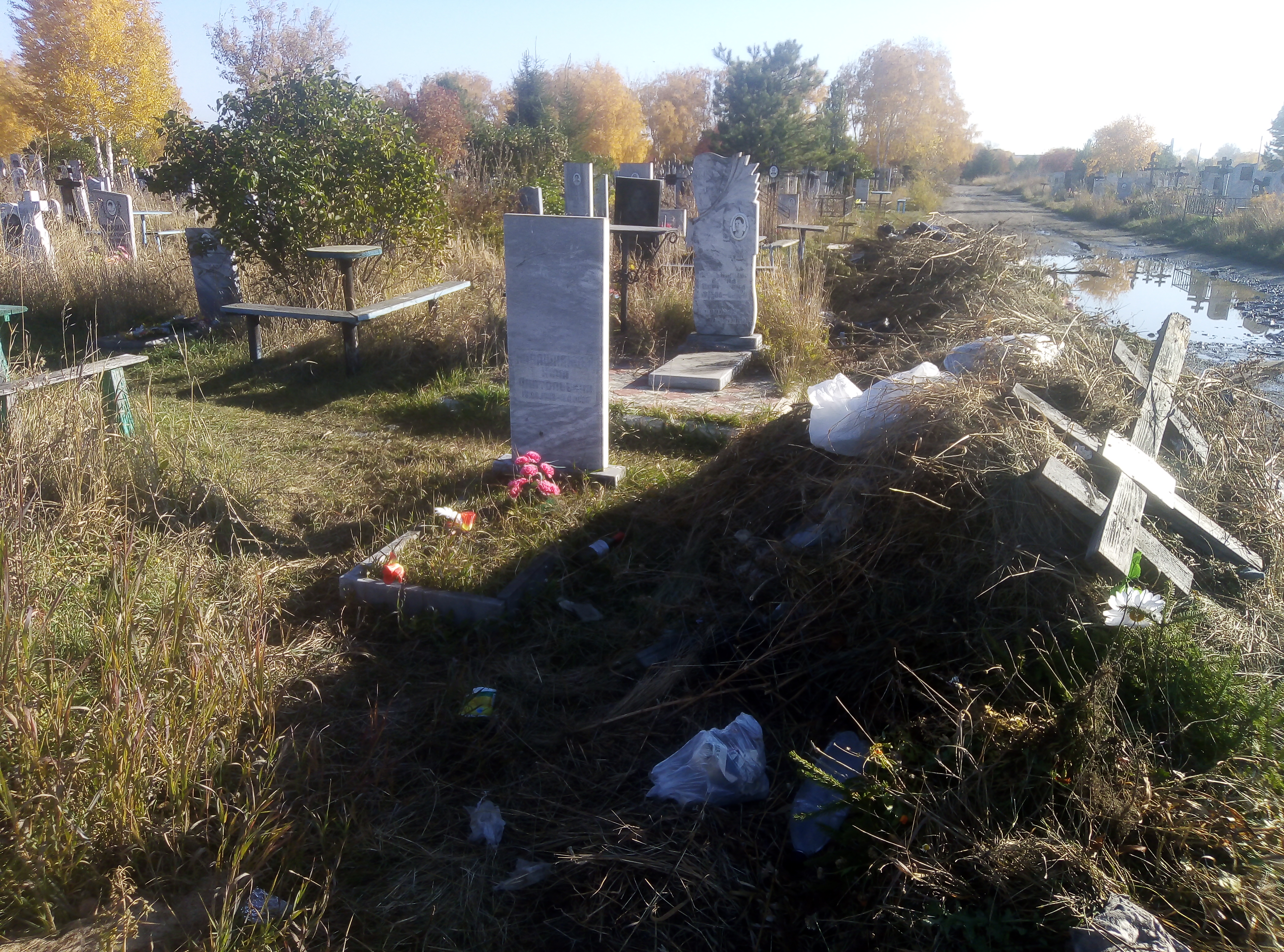 В Омске на Западном кладбище мусор сваливают прямо на могилы В Омске на Западном кладбище мусор сваливают прямо на могилы
