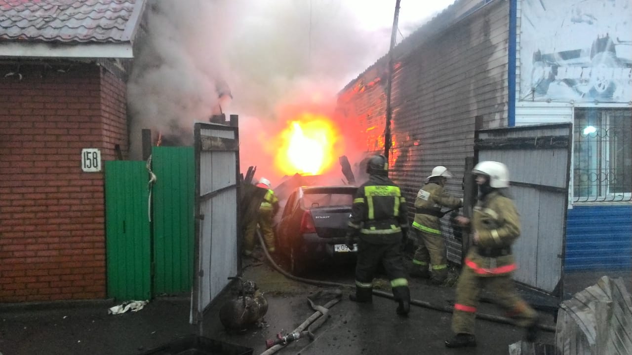 Появились фото огромного пожара в частном секторе Омска Появились фото огромного пожара в частном секторе Омска