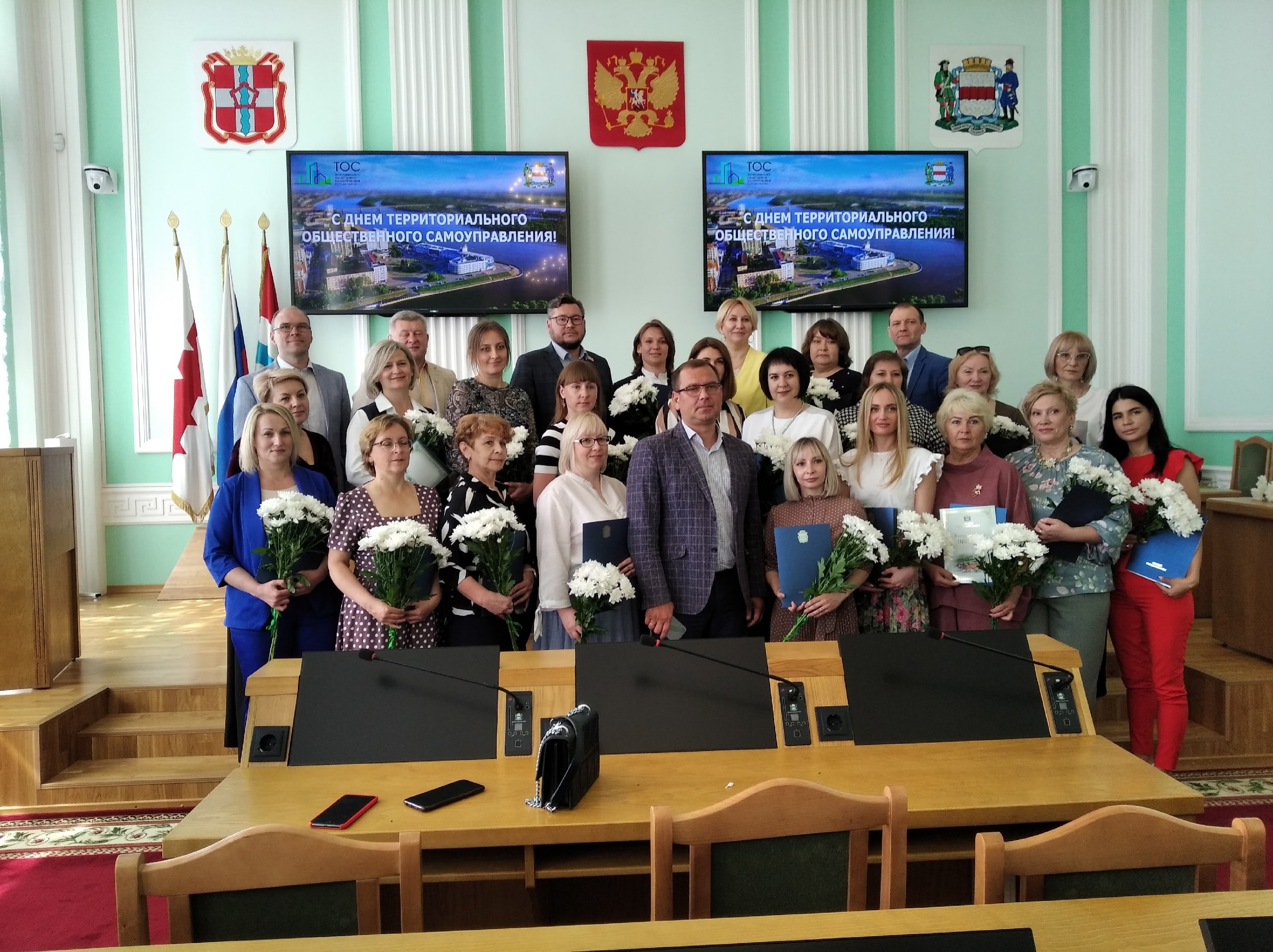 Депутаты горсовета торжественно отметили заслуги руководства омских КТОСов Депутаты горсовета торжественно отметили заслуги руководства омских КТОСов