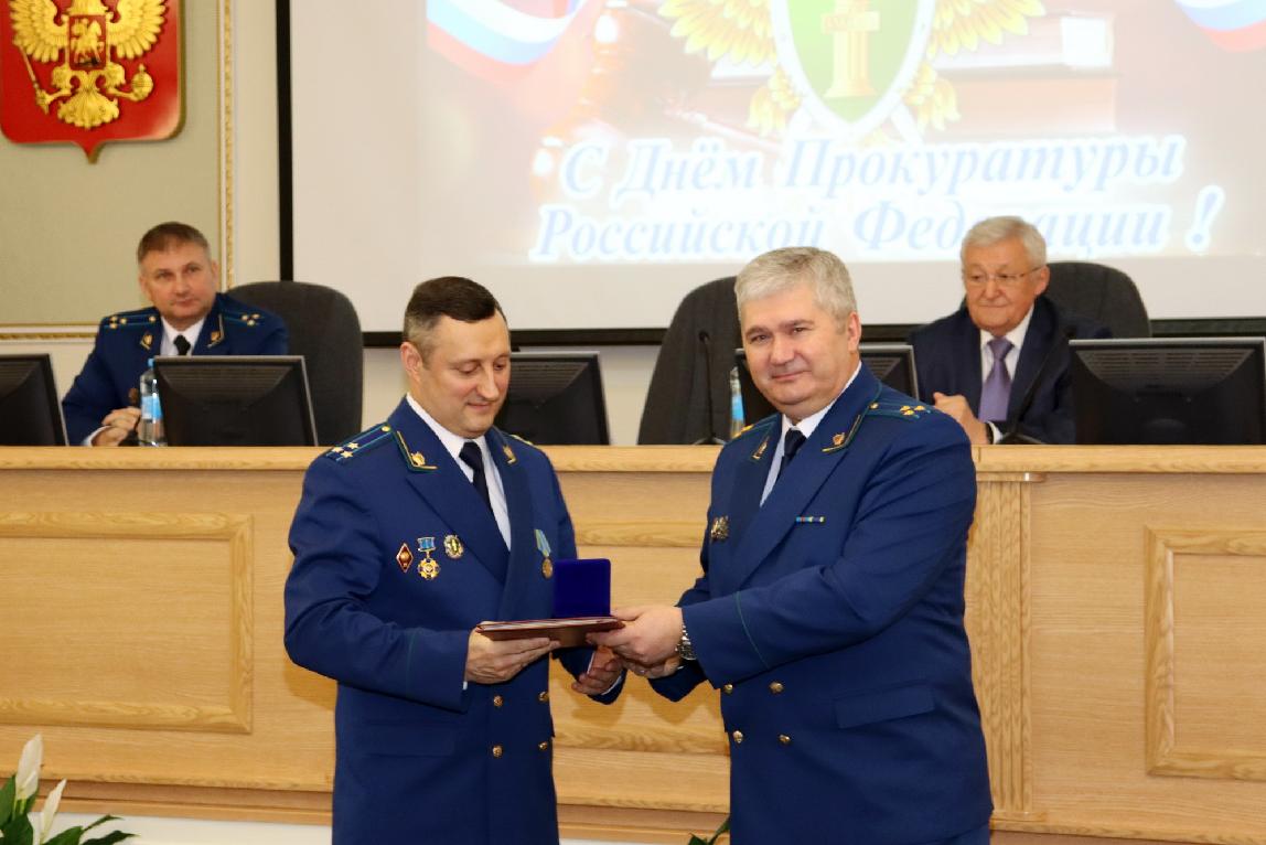 Новый прокурор Омской области Афанасьев вручил первые награды Новый прокурор Омской области Афанасьев вручил первые награды