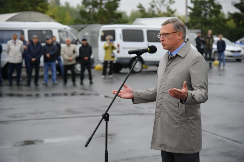 Александр Бурков и Вадим Бережной вручили омским медикам ключи от нового транспорта Александр Бурков и Вадим Бережной вручили омским медикам ключи от нового транспорта
