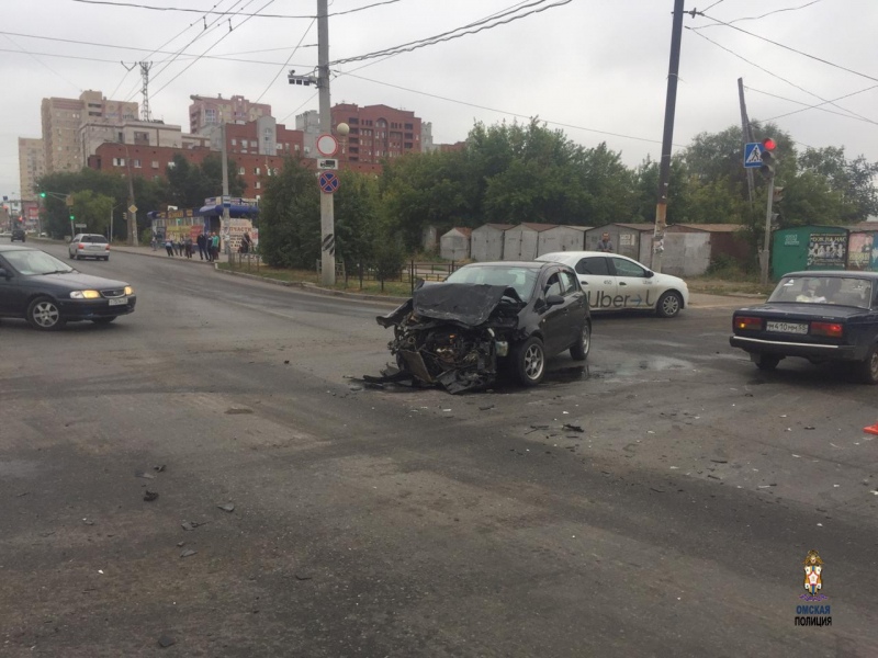 В центре Омска опрокинулась скорая с беременной пациенткой внутри