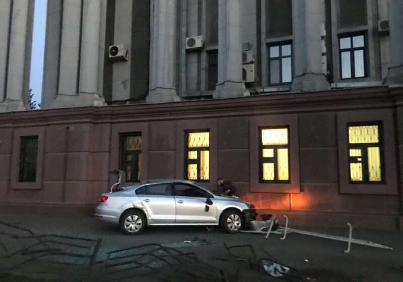 В Омске водитель протаранил здание ФСБ - фото В Омске водитель протаранил здание ФСБ - фото