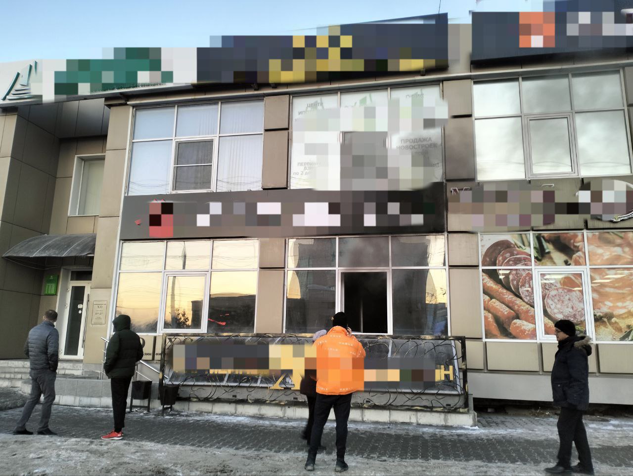 В центре Омска загорелся суши-бар В центре Омска загорелся суши-бар