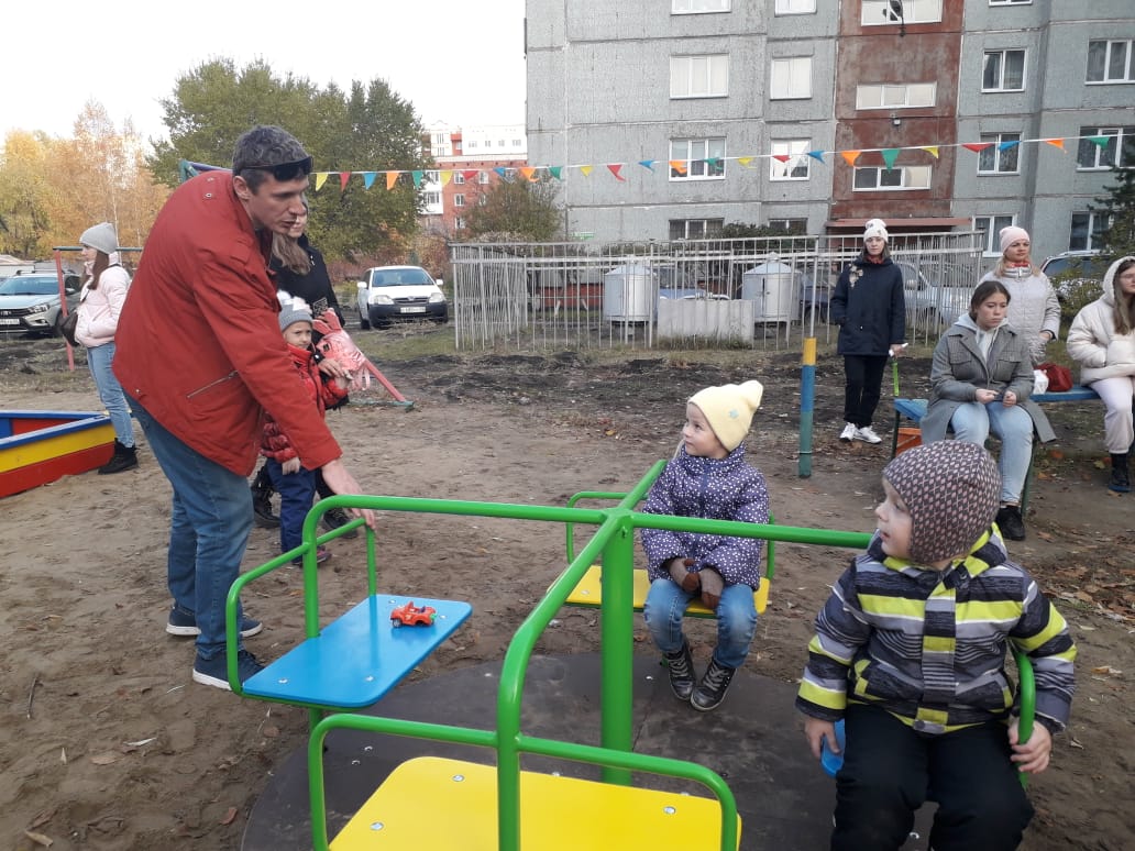 Дмитрий Сахань подарил омичам новую детскую площадку Дмитрий Сахань подарил омичам новую детскую площадку
