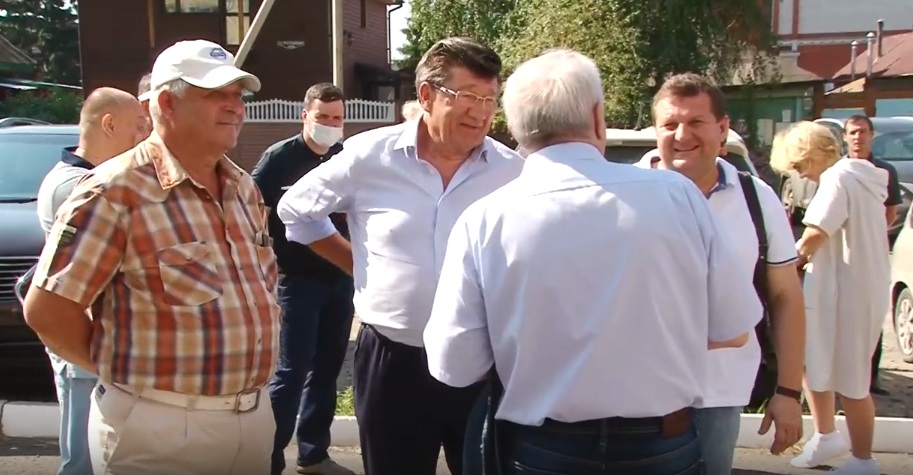 Экс-мэр Омска Двораковский пришел поддержать Шишова в суде Экс-мэр Омска Двораковский пришел поддержать Шишова в суде