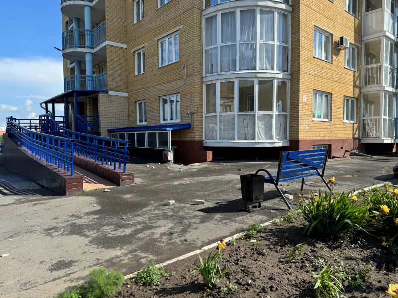 В центре Омска молния разрушила угол элитной высотки