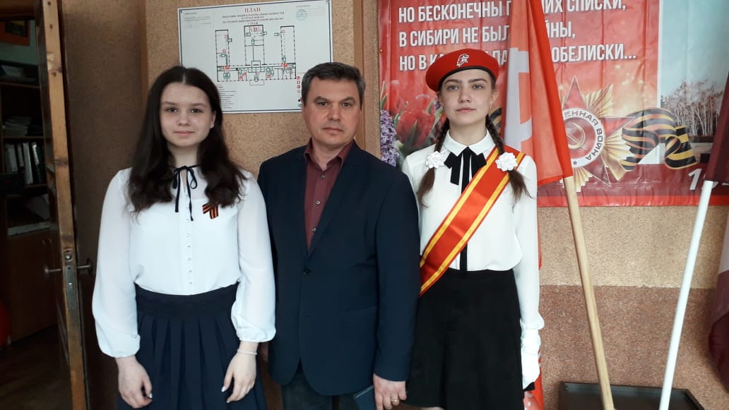 Юрий Козловский вместе с учащимися «СОШ № 27» принял «Вахту памяти» Юрий Козловский вместе с учащимися «СОШ № 27» принял «Вахту памяти»