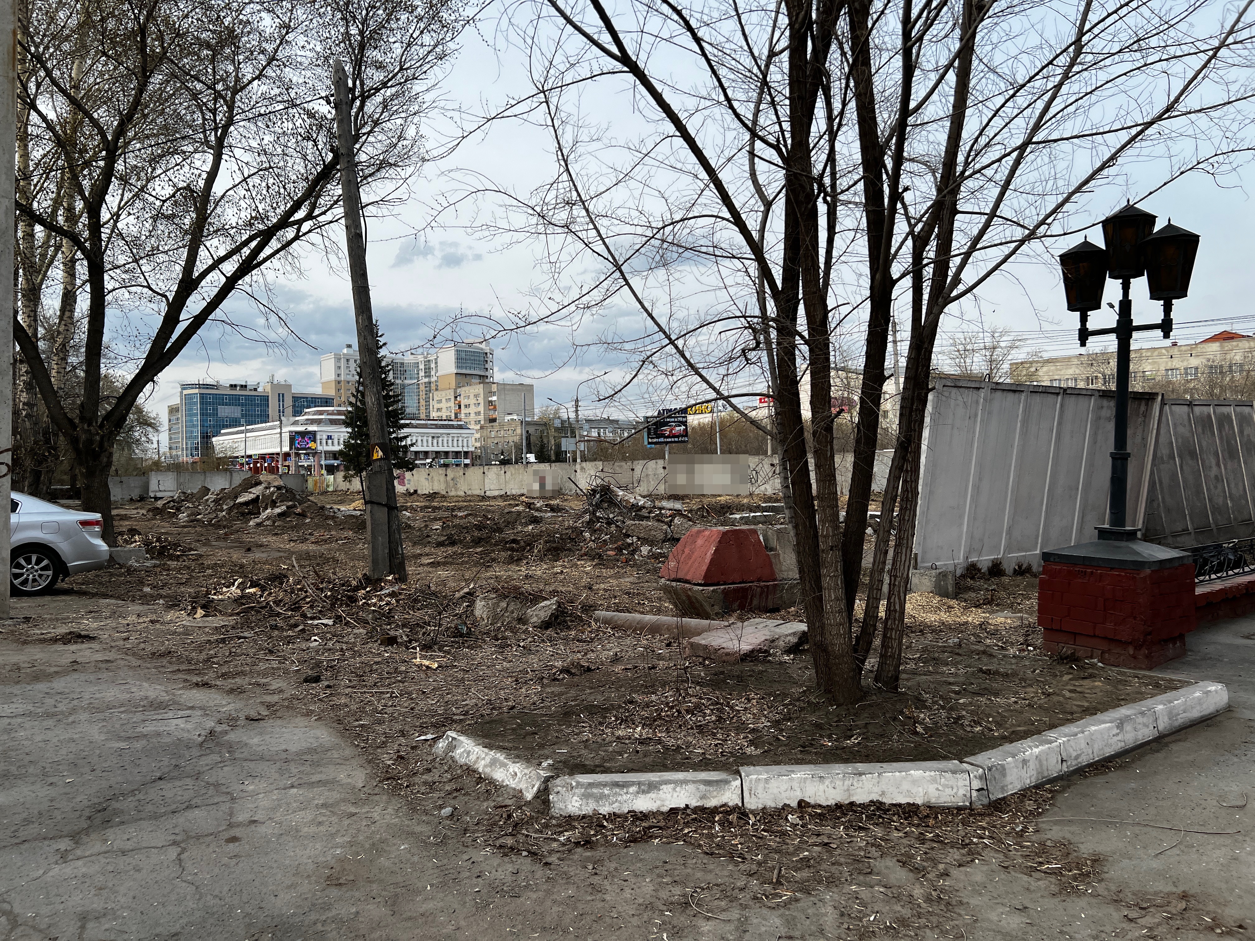 В Омске расчищают пустырь у таможни по улице Маршала Жукова В Омске расчищают пустырь у таможни по улице Маршала Жукова