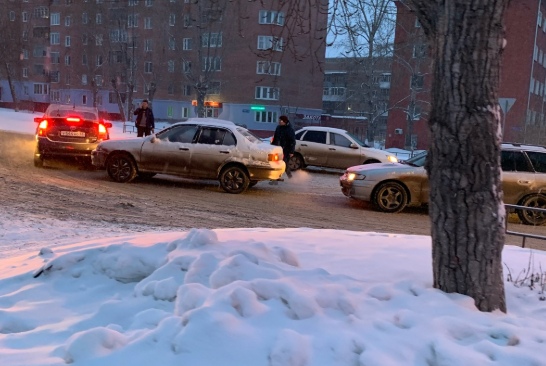 В Омске мартовский снегопад спровоцировал массовые ДТП – фото В Омске мартовский снегопад спровоцировал массовые ДТП – фото